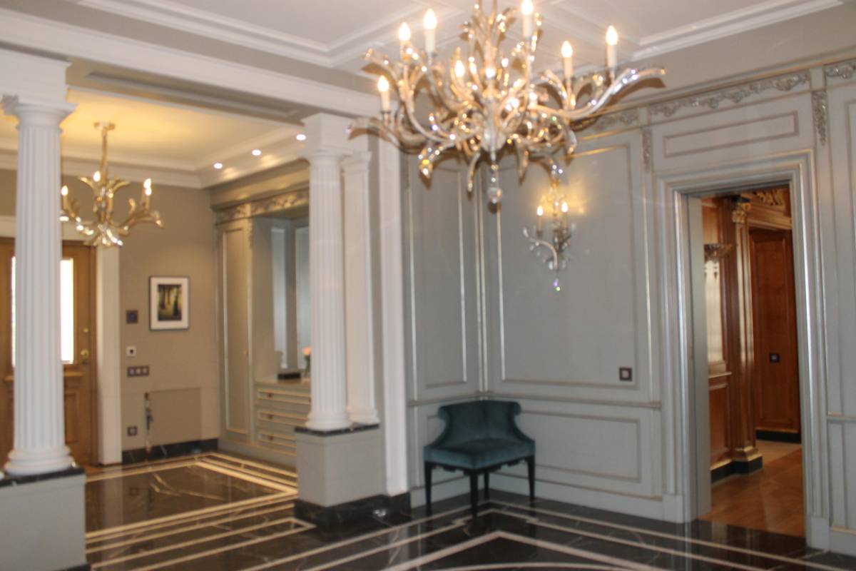 Boiseries + armadio ingresso Annibale Colombo, illuminazione Fine Lamps Art